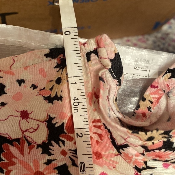 VAN Heusen Wrap Around Top. Fun field full of flowers 🌸 print. Size XL - Picture 10 of 10